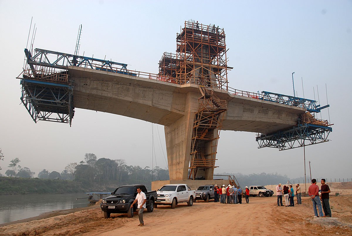 Binho inspeciona obras das pontes sobre rios Tarauacá e Juruá